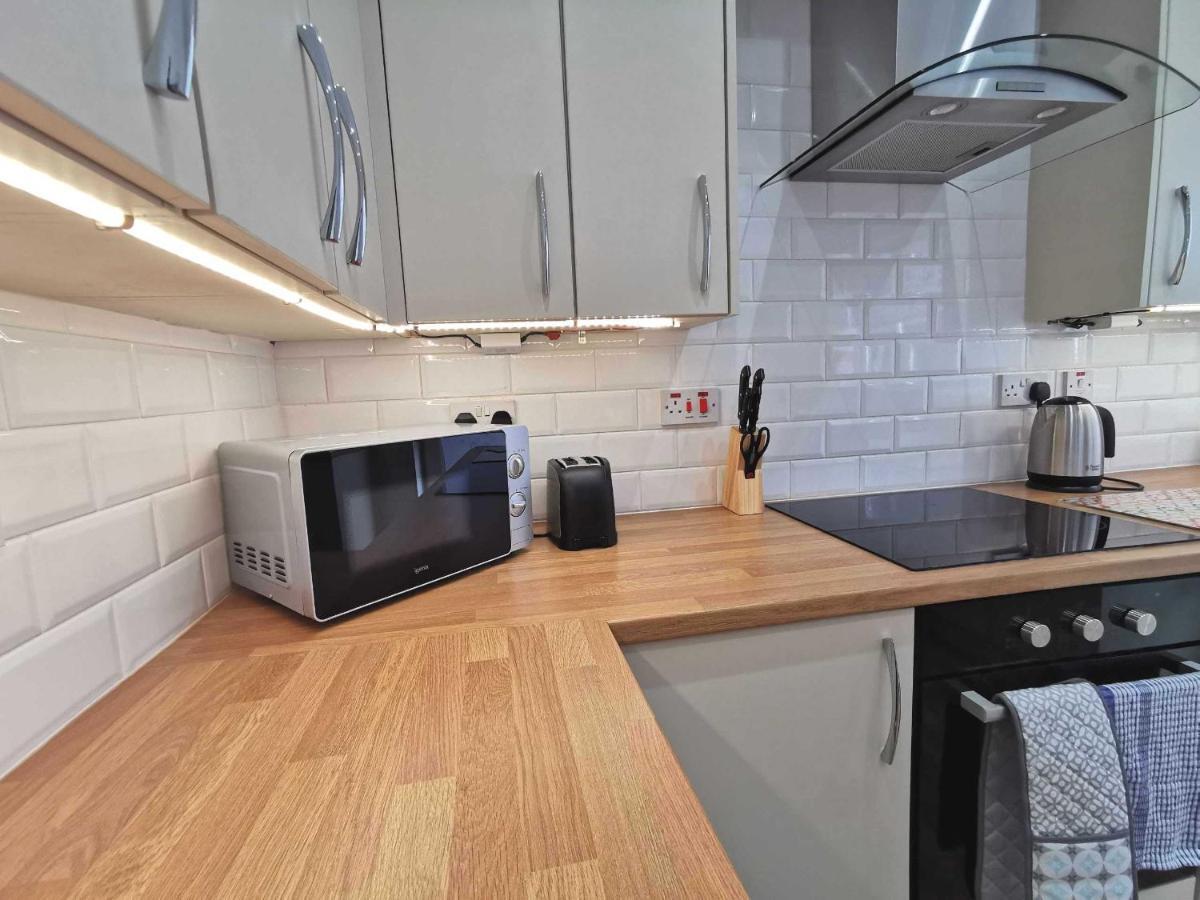 Large Green Garden, 4 Bedrooms, Sleeps 8 Swansea Dış mekan fotoğraf
