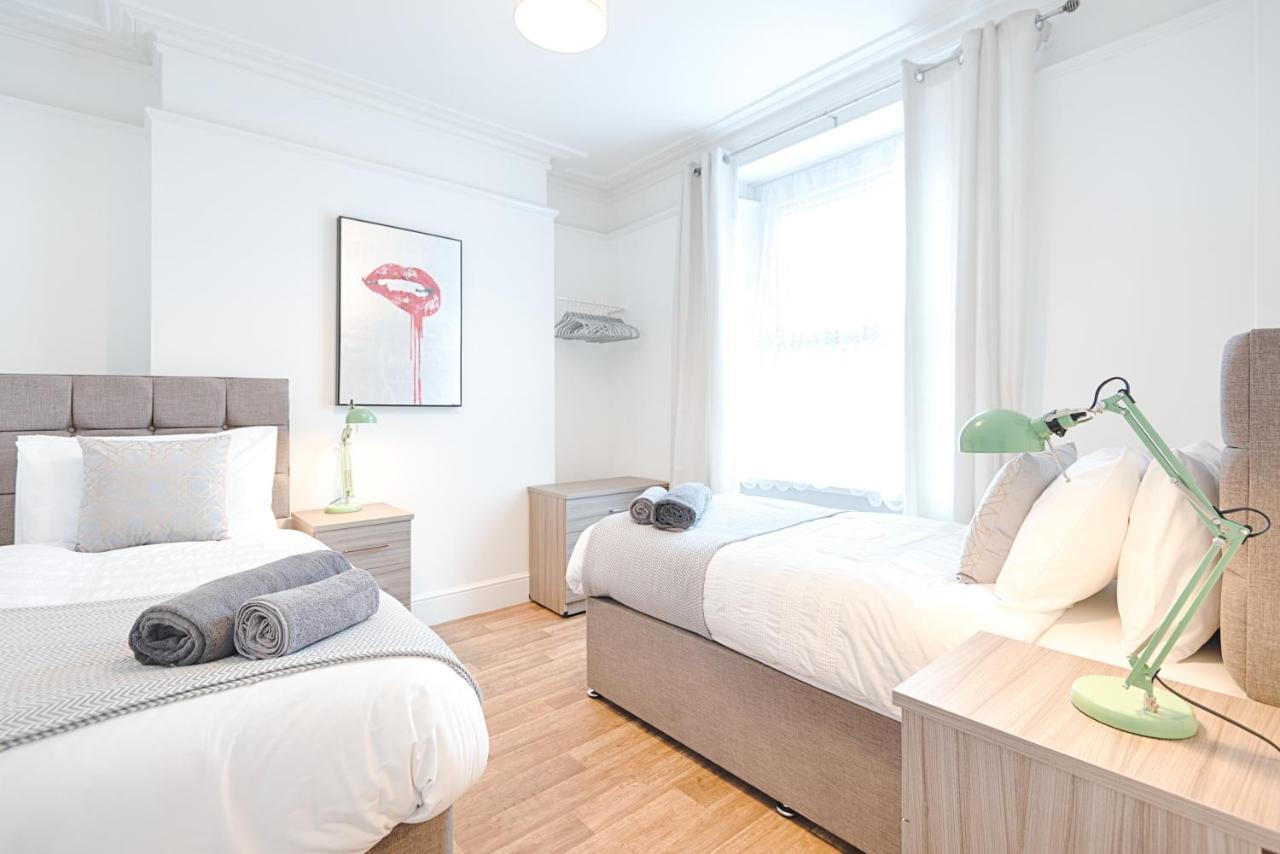 Large Green Garden, 4 Bedrooms, Sleeps 8 Swansea Dış mekan fotoğraf