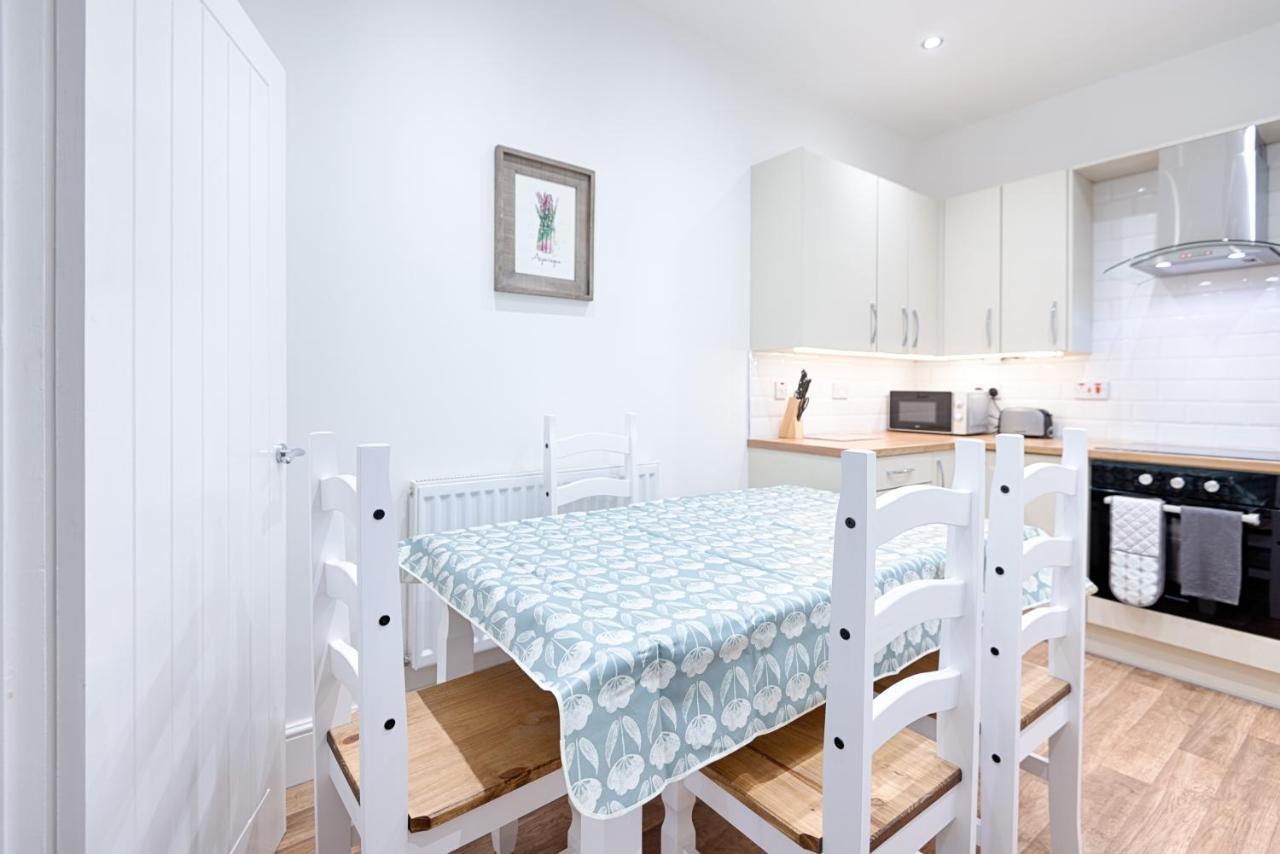 Large Green Garden, 4 Bedrooms, Sleeps 8 Swansea Dış mekan fotoğraf